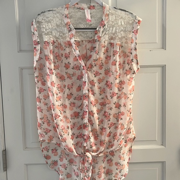 3/$15💟 Womens Cap Sleeve Top Size L - Picture 2 of 8